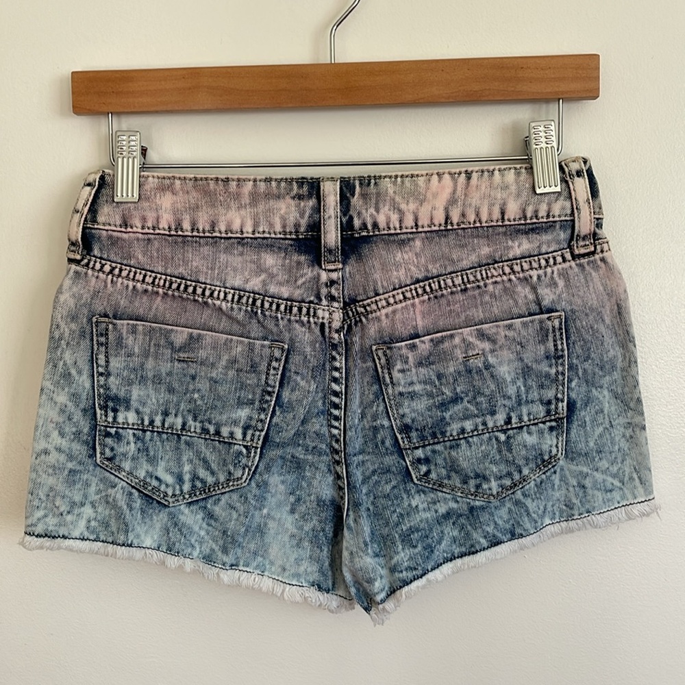 Decree Junior’s Pink Ombré Acid Wash Distressed Retro Cutoff Denim Jean Shorts - Picture 7 of 11